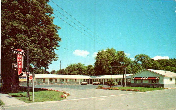 Lyons Motel - Old Postcard